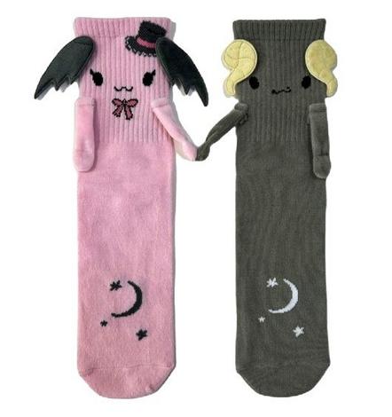 Sanrio Lloromannic Berry and Cherry Mismatch Magnetic Crew Socks Exclusivo de star-game