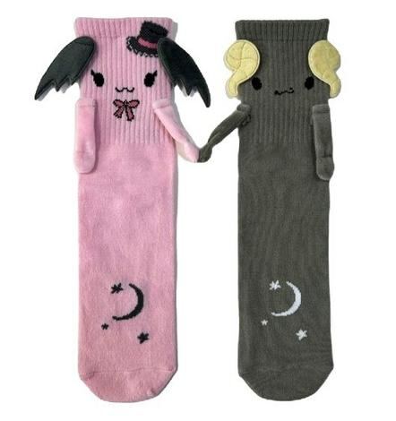 Sanrio Lloromannic Berry and Cherry Mismatch Magnetic Crew Socks Exclusivo de star-game